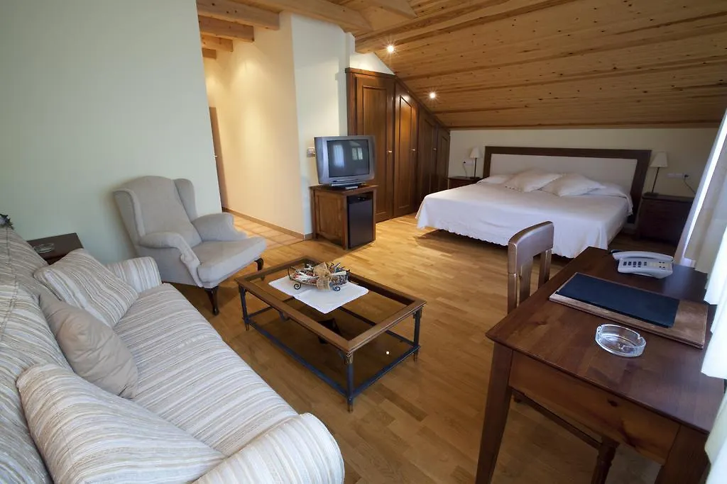 Hotel Estanys Blaus Tavascan 3*,